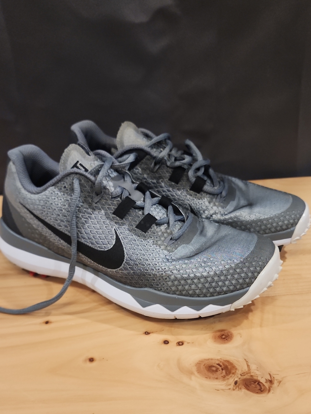 Nike TW '15 Tiger Woods golf shoes in a metallic silver/cool grey/black colorway